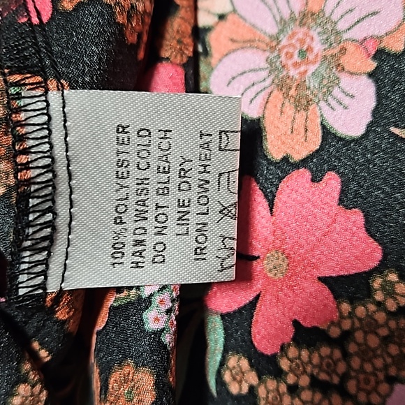 Eesome Floral Blouse - Picture 3 of 3